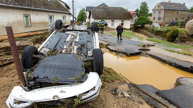 Silné deště rozvodnily říčku Dražůvka, která se v noci na pondělí vylila z břehů v obci Šumvald i jeho místní části Břevenec. Vyplavila sklepy, některým i přízemí a zanesla je silnou vrstvou bahna. (8. června 2020)