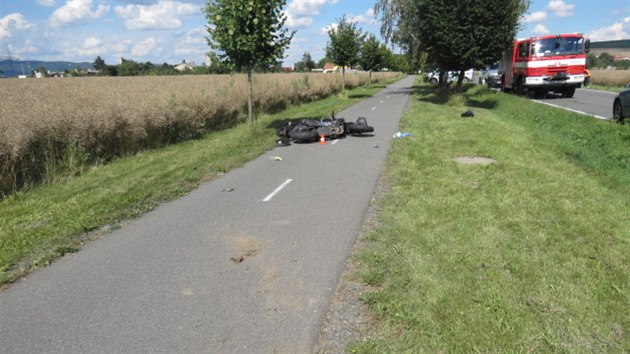 Řidič nákladního vozu na silnici náhle vybočil a návěsem vytlačil motorkáře, který soupravu právě předjížděl. Ten vyjel do trávy a poté havaroval na přilehlou cyklostezku.