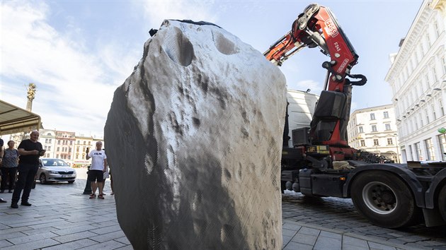 Před Galerií Mona Lisa v centru Olomouce byla s pomocí jeřábu nainstalována tři metry vysoká a šest tun vážící socha Asteroid. Ta je jedním z exponátů nově zahájené výstavy děl sochaře Michala Gabriela.