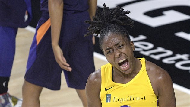 Nneka Ogwumikeov z Los Angeles Sparks se raduje v zpase s Phoenix Mercury.