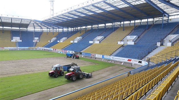 Teplick fotbalov stadion na Stnadlech dostane nov trvnk. Na konci ervence 2020 tu d traktory.