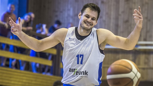 Jaromr Bohak si uv basketbal na trninku esk reprezentace.