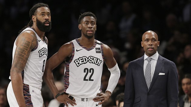 DeAndre Jordan (vlevo) a Caris LeVert (uprosted) z Brooklynu a jejich kou Jacque Vaughn