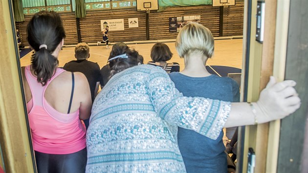 Na trninku eskch basketbalist v Marinskch Lznch byla tribuna narvan k prasknut.