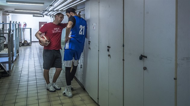 Reprezentační manažer Michal Šob (vlevo) a kapitán českých basketbalistů Vojtěch Hruban ladí detaily soustředění v Mariánských Lázních.