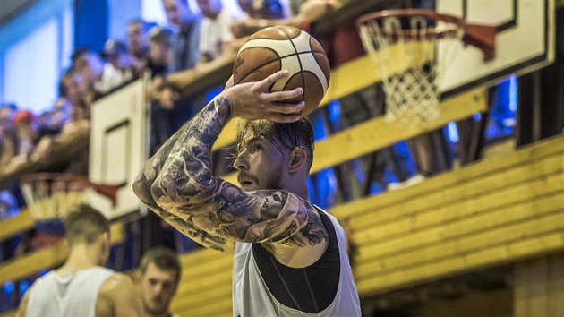 Patrik Auda bhem trninkovho zpasu eskch basketbalist v Marinskch Lznch