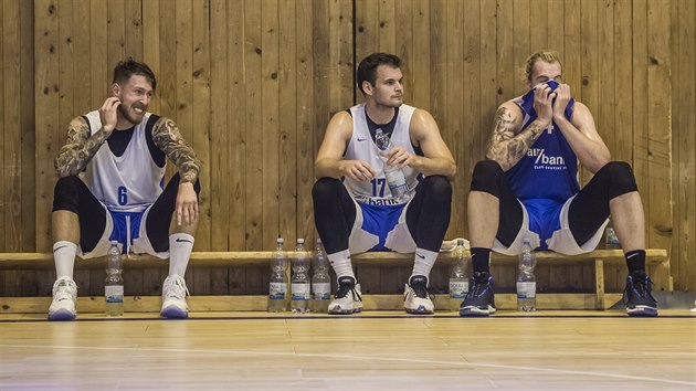 Patrik Auda, Jaromr Bohak a Ondej Balvn (zleva)  bhem trninkovho zpasu eskch basketbalist v Marinskch Lznch