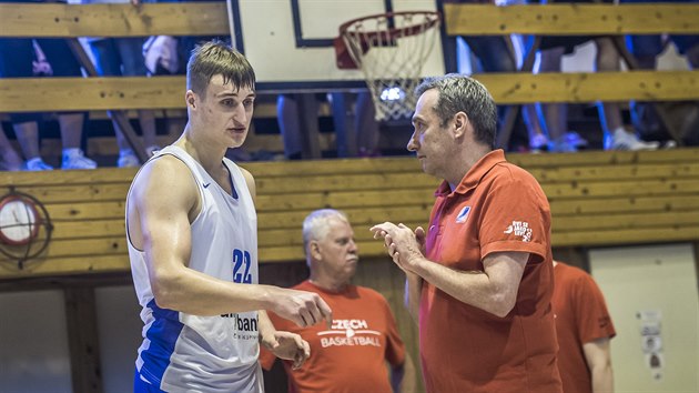 Jan Zdek a kou Ronen Ginzburg na trninku eskch basketbalist v Marinskch Lznch.