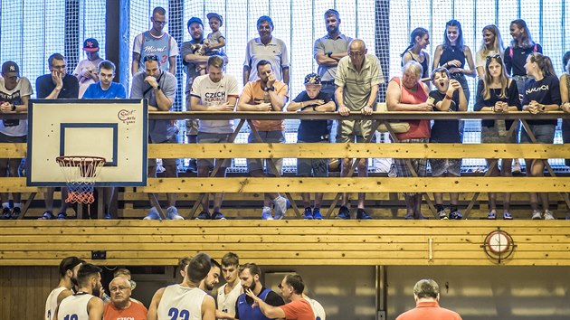 Fandov z Marinskch Lzn dorazili na trninkov zpas eskch basketbalist.