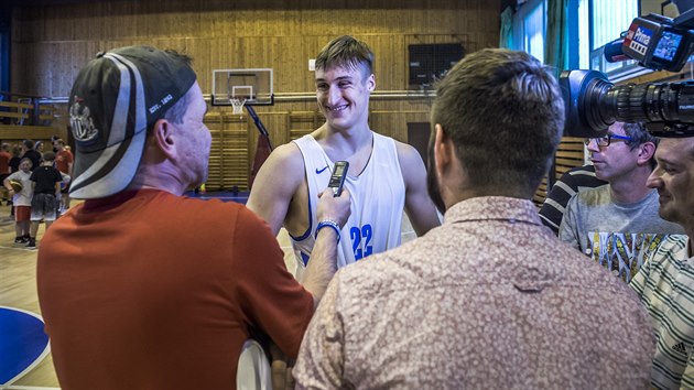 Jan Zídek rozpráví s novináři po tréninku s českou basketbalovou reprezentací.