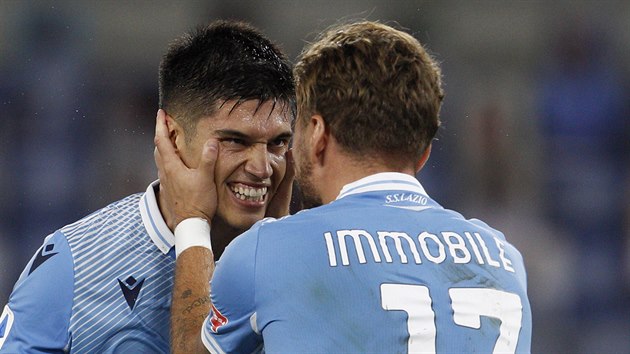 Ciro Immobile (vpravo) a Joaquin Correa oslavuj trefu Lazia.