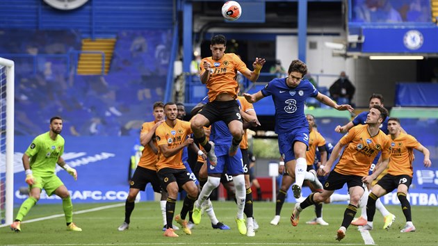 Raul Jimenez z Wolverhamptonu hlavikuje v duelu s Chelsea.