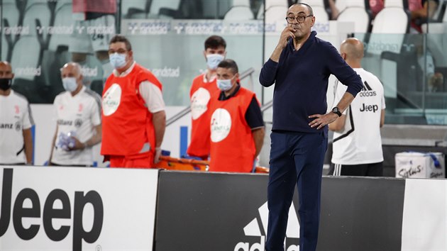 Maurizio Sarri, trenr Juventusu Turn, bedliv sleduje hru.