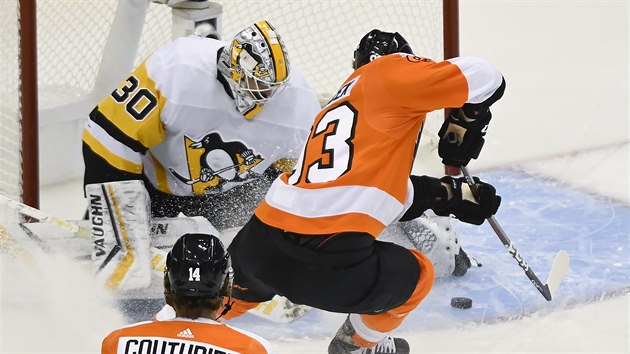 Matt Murray v brance Pittsburghu zasahuje proti stele Jakuba Vorka z Philadelphie.