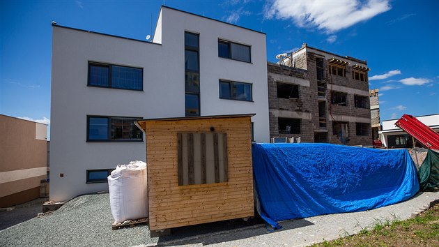 Takzvan� Zlat� troj�heln�k v Nov�m M�st� nad Metuj�, kter� se nach�z� mezi kinem a Rychtou, se prom��uje. Soukrom� investo�i dokon�uj� obytn� domy (22. 6. 2020).