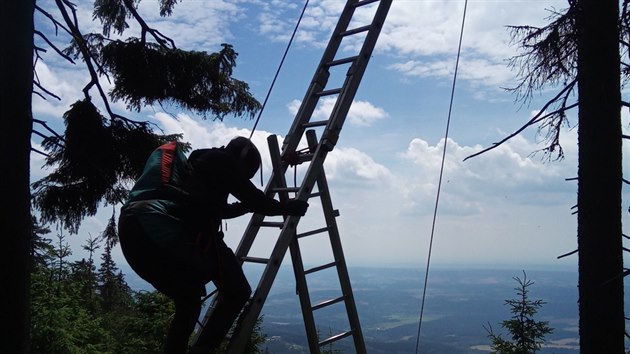 Hasii zasahovali u paraglidisty zachycenho na strom na ern hoe v Krkonoch (24. 7. 2020).