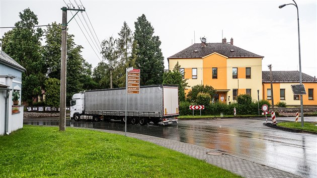 Kamiony projíždějící Komenského ulicí v Častolovicích působí hluk a otřesy (17. 7. 2020).