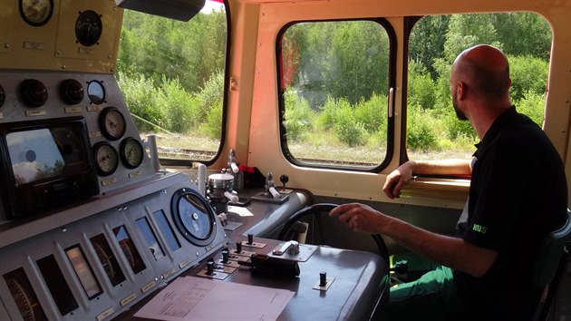 Vedoucí projektu rekonstrukce „Rakušanky“ Tomáš Dvořák z kontroleru v kabině strojvedoucího