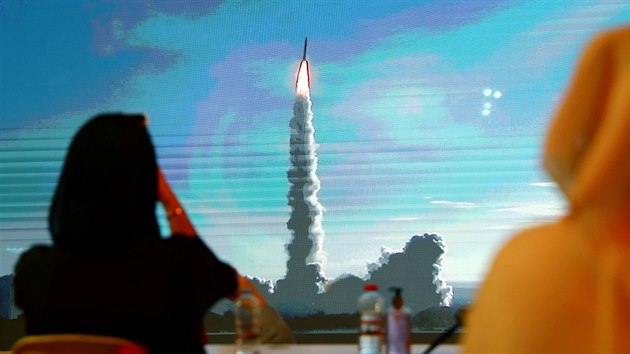 Lidé sledují na velkoplošné obrazovce v Dubaji start rakety H-IIA, která odletěla v noci na pondělí s marsovskou družici Amal k první meziplanetární misi Spojených arabských emirátů.