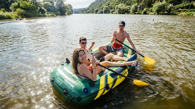 Mladí lidé na člunu si užívali teplé počasí na řece Berounce ve Všenorech u Prahy. (28. července 2020)