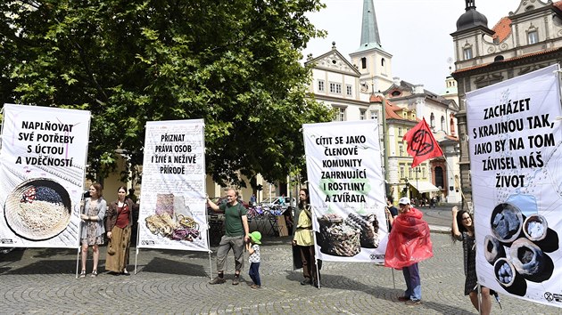 Lid se 26. ervence 2020 na praskm Malostranskm nmst seli na demonstraci ekologickch sdruen. Organizuj ji tm ti destky spolk zabvajcch se ekologickmi, enviromentlnmi a klimatickmi tmaty. Podle organiztor jsou dosavadn kroky vldy v otzkch ochrany a ozdraven esk krajiny a een klimatick krize nedostaten.