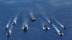 USS Ronald Reagan během cvičení s japonským a australským námořnictvem v...
