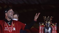 Kou Liverpoolu Jürgen Klopp si uívá pedávání poháru pro vítze Premier...