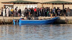 Italský ostrov Lampedusa chce kvůli nebývale vysokému počtu připlouvajících...