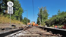 Na trati nedaleko �elezni�ní stanice Lázn� Kyn�vart technici opravují tra�ový...