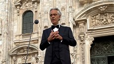 Italský tenor Andrea Bocelli v dob koronavirové krize zazpíval ped milánskou...