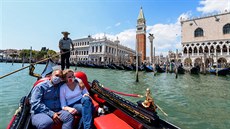 Gondoliéi v Benátkách sníí maximální kapacitu lidí, které mohou bhem plavby...