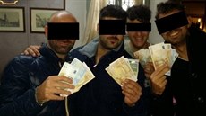 Italtí policisté se fotografovali s bankovkami.