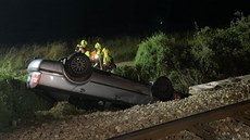Řidič přehlédl vlak na přejezdu u Lipna. Spolujezdkyně je těžce zraněná.