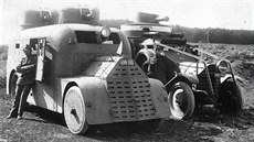 První typy obrnných automobil eskoslovenské armády, vlevo koda-Fiat 18 BL...