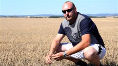 Jaromír Rathouský mlad�í ukazuje jedno ze svých polí, které vypadá jako po...