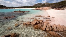 Na ostrov� je �istý vzduch, k�i��álov� pr�zra�né mo�e a divoká vegetace. �Kdo...