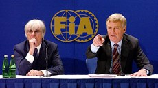 Bernie Ecclestone (vlevo) a Max Mosley během tiskové konference v říjnu 2002.