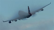 Boeing 747-400 společnosti British Airways při startu z londýnského letiště...