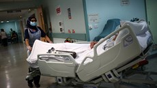 Britská zdravotní sestra peváí pacienta nakaeného koronavirem. (14. kvtna...