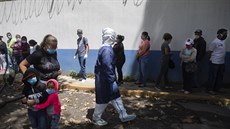 Venezuelané ekají ped zdravotnickým centrem na testy na koronavirus. (22....