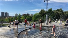 Male�ický park �ije v lét� vodním sv�tem.