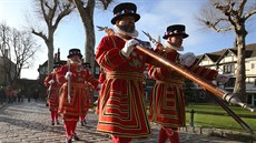 Takzvaní Beefeaters ji více ne pl tisíciletí chrání londýnský hrad Tower....