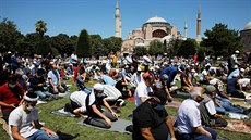 V istanbulské památce Hagia Sofia se konala první modlitba od pemny muzea na...