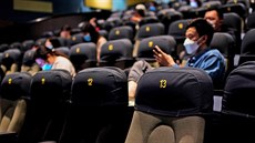 V Číně se po koronavirové pauze opět otevírají kina. (20. července 2020)