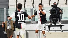 Cristiano Ronaldo z Juventusu Turín slaví gól, s gratulací p�ibíhá Paulo Dybala.