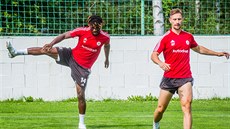 Nigerijský útoník Fortune Bassey (vlevo) na tréninku fotbalist eských...