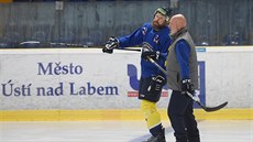 Michal Trávní�ek a trenér Miroslav Mach na tréninku Ústí nad Labem.