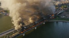 V Arizoně vykolejily nákladní vlaky. Požár způsobil částečné zhroucení mostu.