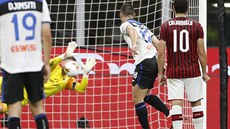 Branká Gianluigi Donnarumma z AC Milán chytá penaltu Ruslanu Malinovskému z...