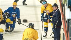 Trenér Robert Svoboda vede trénink hokejistů Zlína.